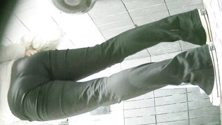 厕拍大神❤️写字楼女厕前后景双视角高清偷拍女同事尿尿黄色长靴高颜值1