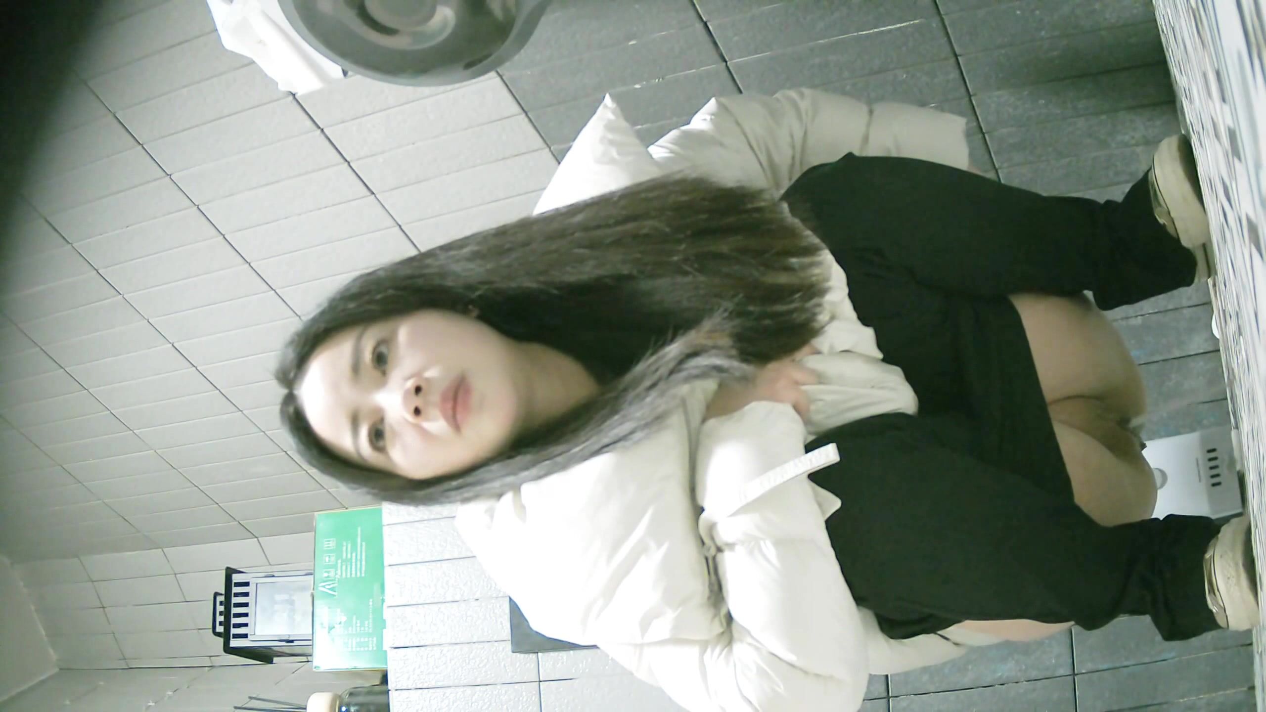 厕拍大神❤️写字楼女厕前后景双视角高清偷拍女同事尿尿黄色长靴高颜值1