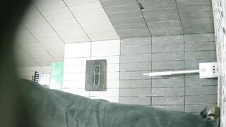 大神❤️写字楼女厕前后景双视角高清偷拍女同事尿尿无毛白虎