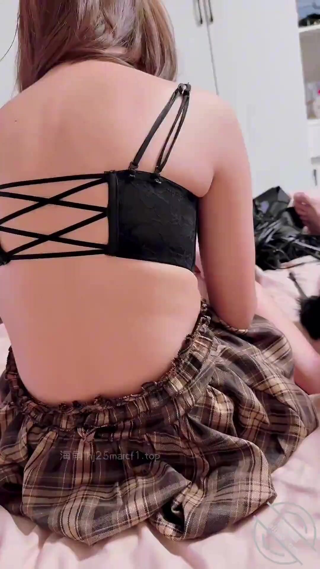 外站乱伦大神【姐弟一世情】最新付费钻石贴，意外撞见姐夫在，待姐夫走后小皮鞭调教姐姐，把她操的淫水狂喷