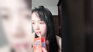 2025年3月最新细皮嫩肉良家少女，皮肤白，吹弹可破好细腻，打着灯掰开了粉嫩骚逼