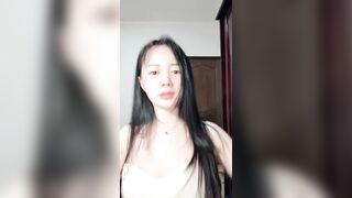 2025年3月最新细皮嫩肉良家少女，皮肤白，吹弹可破好细腻，打着灯掰开了粉嫩骚逼