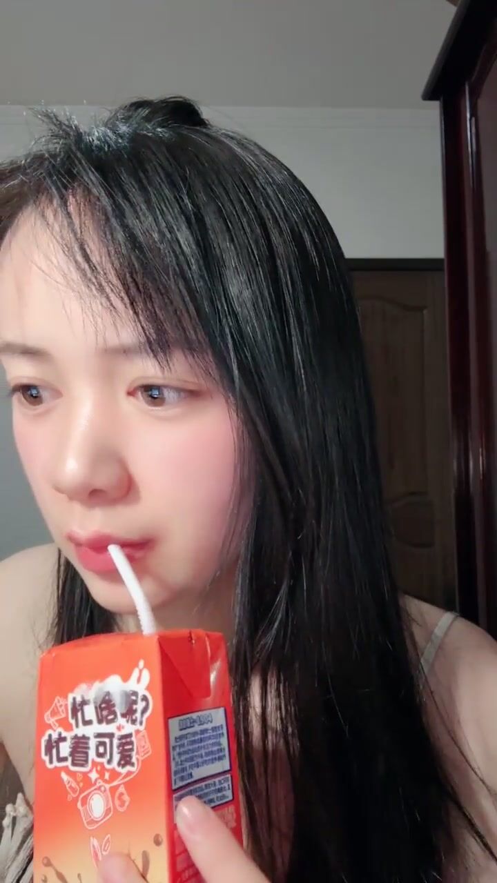 2025年3月最新细皮嫩肉良家少女，皮肤白，吹弹可破好细腻，打着灯掰开了粉嫩骚逼