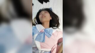 高颜值校花级大学生 露脸做爱啪啪，轻轻一操就哼哼唧唧的 被操的骚叫不停 声音动听，年纪轻轻如此反差