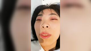 高颜值校花级大学生 露脸做爱啪啪，轻轻一操就哼哼唧唧的 被操的骚叫不停 声音动听，年纪轻轻如此反差