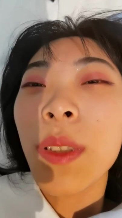 高颜值校花级大学生 露脸做爱啪啪，轻轻一操就哼哼唧唧的 被操的骚叫不停 声音动听，年纪轻轻如此反差