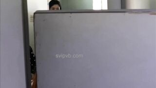 办公楼女厕全景偷拍长裙少妇的多毛大肥鲍鱼.