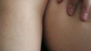 中年夫妻酒店找单男玩3P一边吃着屌一边挨着操完美露脸