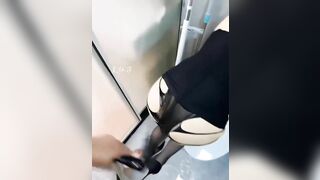 对莎莎温柔点喽，撕不开就掰开呀______不大，脾气挺大。单男同志硬度和持久度还行呢，被操的喷水一个劲的抽搐，太爽啦