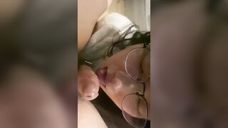 骚婊眼镜教师泄密私拍，别以为老师多高贵 私下就是一只喝主人圣水的骚婊母狗，骚逼渴望被大鸡巴灌满.