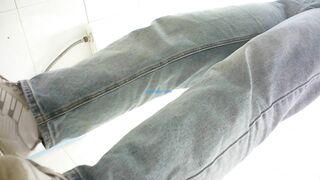 精品厕拍】，脸逼同框高清偷拍女蹲厕，各种类型小姐姐方便，微胖小妹闻自己内裤上的白带有无异味