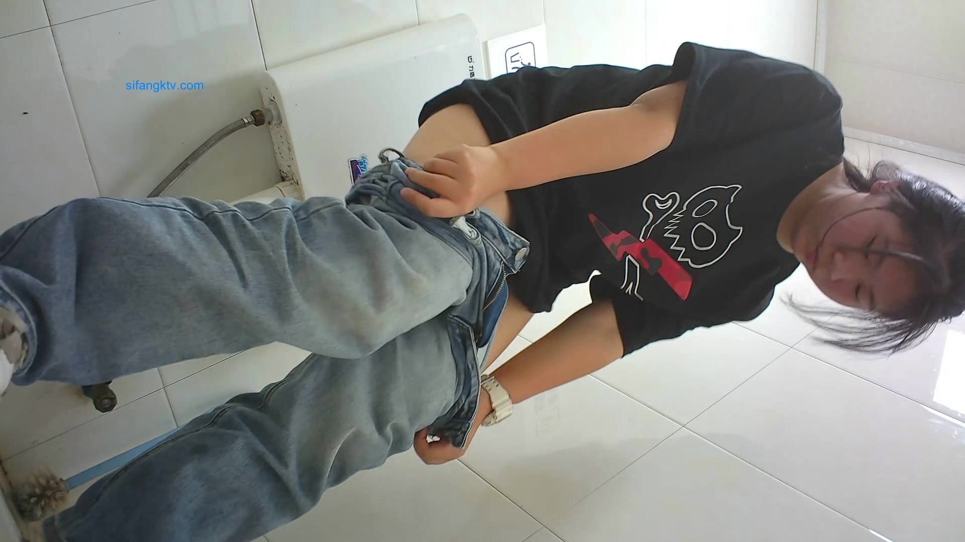 精品厕拍】，脸逼同框高清偷拍女蹲厕，各种类型小姐姐方便，微胖小妹闻自己内裤上的白带有无异味