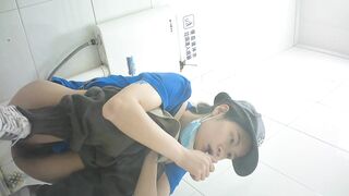 精品厕拍】，脸逼同框高清偷拍女蹲厕，各种类型小姐姐方便，微胖小妹闻自己内裤上的白带有无异味1