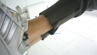 精品厕拍】，脸逼同框高清偷拍女蹲厕，各种类型小姐姐方便，微胖小妹闻自己内裤上的白带有无异味1