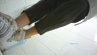 精品厕拍】，脸逼同框高清偷拍女蹲厕，各种类型小姐姐方便，微胖小妹闻自己内裤上的白带有无异味1