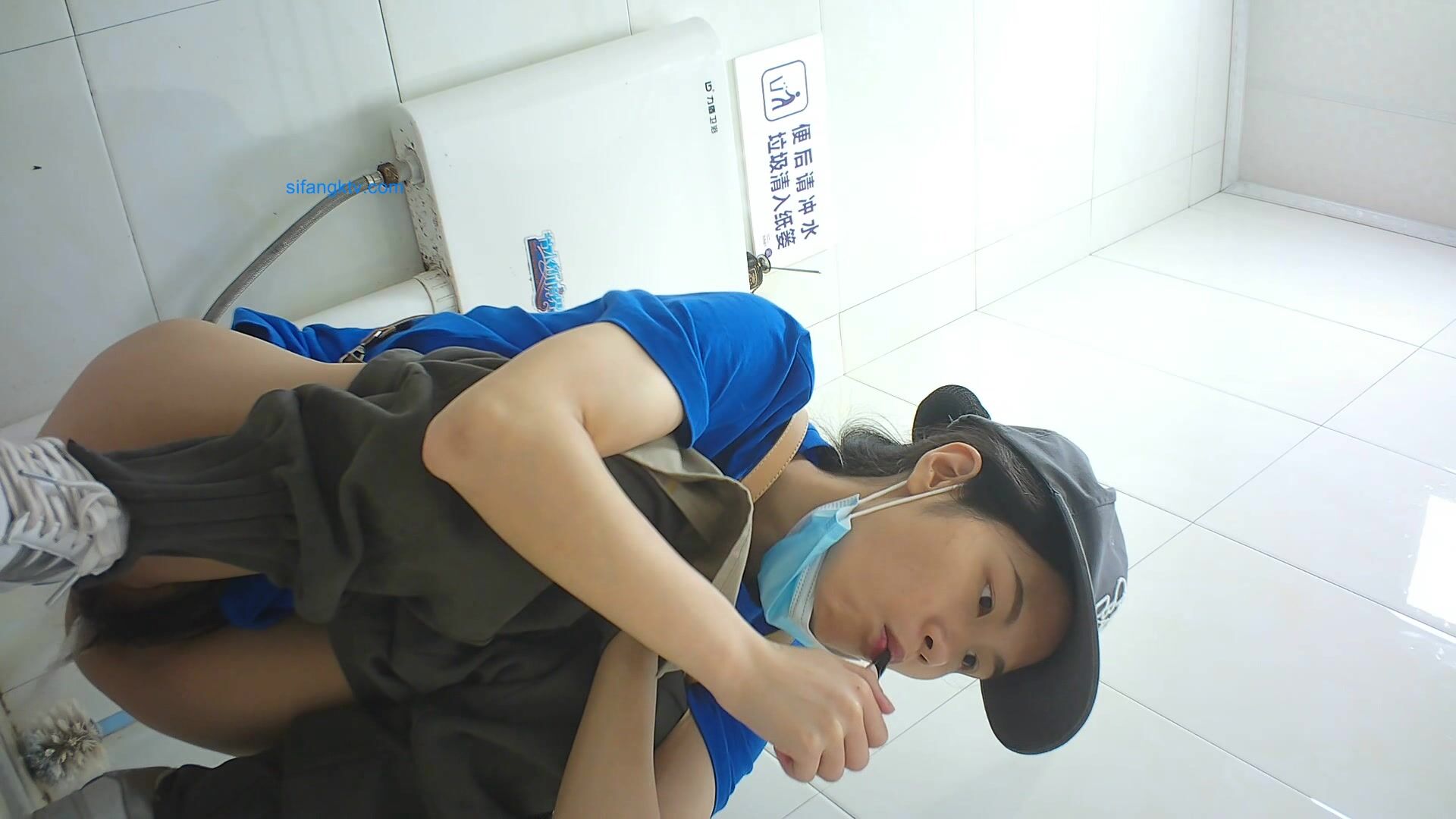 精品厕拍】，脸逼同框高清偷拍女蹲厕，各种类型小姐姐方便，微胖小妹闻自己内裤上的白带有无异味1