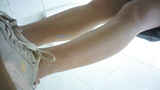 精品厕拍】，脸逼同框高清偷拍女蹲厕，各种类型小姐姐方便，微胖小妹闻自己内裤上的白带有无异味3