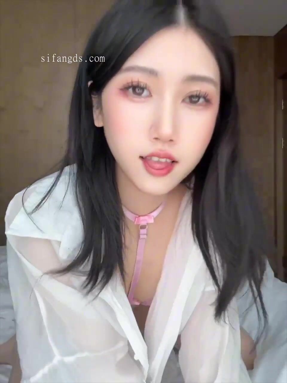 极品高颜值美女大学生被金主调教主动乖乖配合舌舔jb还给深喉口交像小母狗一样舔下体私处那种感觉要上天.