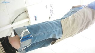 精品厕拍】，脸逼同框高清偷拍女蹲厕，各种类型小姐姐方便，微胖小妹闻自己内裤上的白带有无异味4