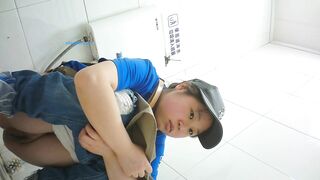 精品厕拍】，脸逼同框高清偷拍女蹲厕，各种类型小姐姐方便，微胖小妹闻自己内裤上的白带有无异味4