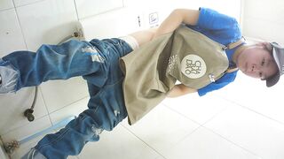 精品厕拍】，脸逼同框高清偷拍女蹲厕，各种类型小姐姐方便，微胖小妹闻自己内裤上的白带有无异味4