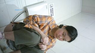 精品厕拍】，脸逼同框高清偷拍女蹲厕，各种类型小姐姐方便，微胖小妹闻自己内裤上的白带有无异味6