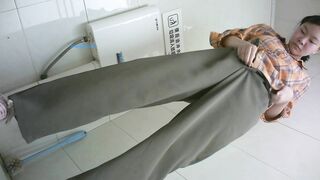 精品厕拍】，脸逼同框高清偷拍女蹲厕，各种类型小姐姐方便，微胖小妹闻自己内裤上的白带有无异味6