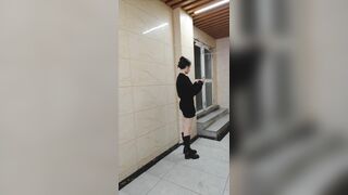 最新流出❤️顶级厕拍新系列❤️前拍高颜值女神尿尿高清特写开着闪光灯补光(7)大森林美女pk无毛逼美女