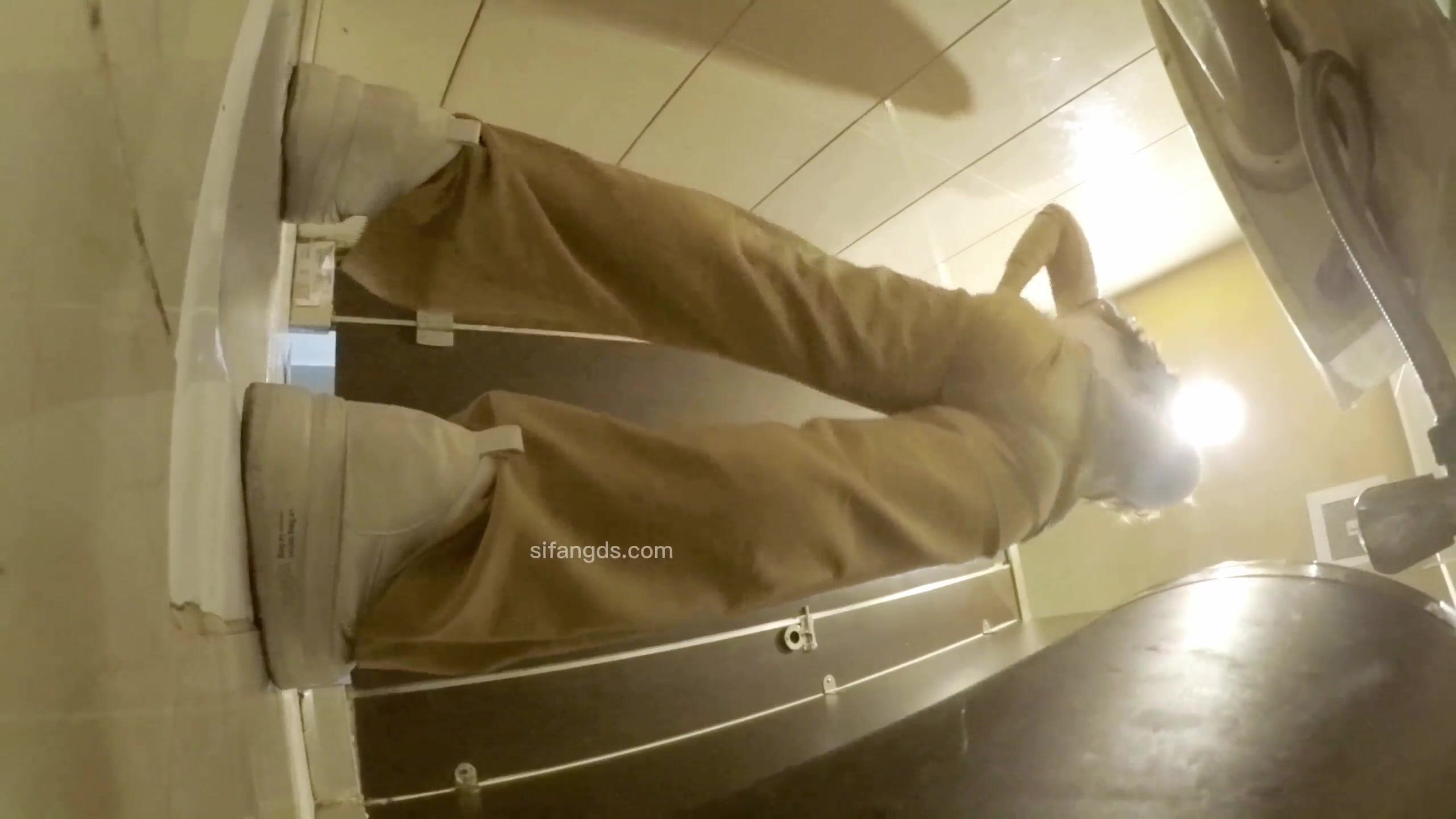 最新流出厕拍大神又找到一份给新KTV送酒的工作❤️趁此机会潜入女厕偷拍❤️撅屁股尿尿萝莉装黑丝少妇抠逼