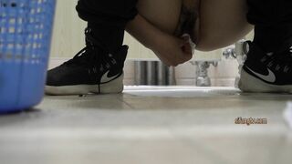 美女如云商场手持镜头偸拍都市漂亮小姐姐方便