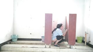 4月流出佼佼者全景廁拍❤️系列蘇州工業園電子廠女工宿舍女廁——升級全景 溝底雙視角偷拍2