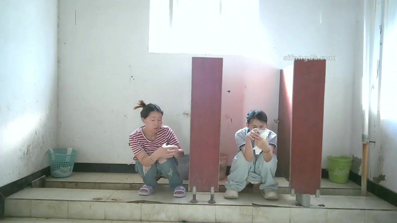 4月流出佼佼者全景廁拍❤️系列蘇州工業園電子廠女工宿舍女廁——升級全景 溝底雙視角偷拍3