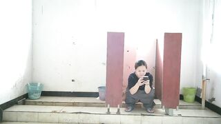 4月流出佼佼者全景廁拍❤️系列蘇州工業園電子廠女工宿舍女廁——升級全景 溝底雙視角偷拍4