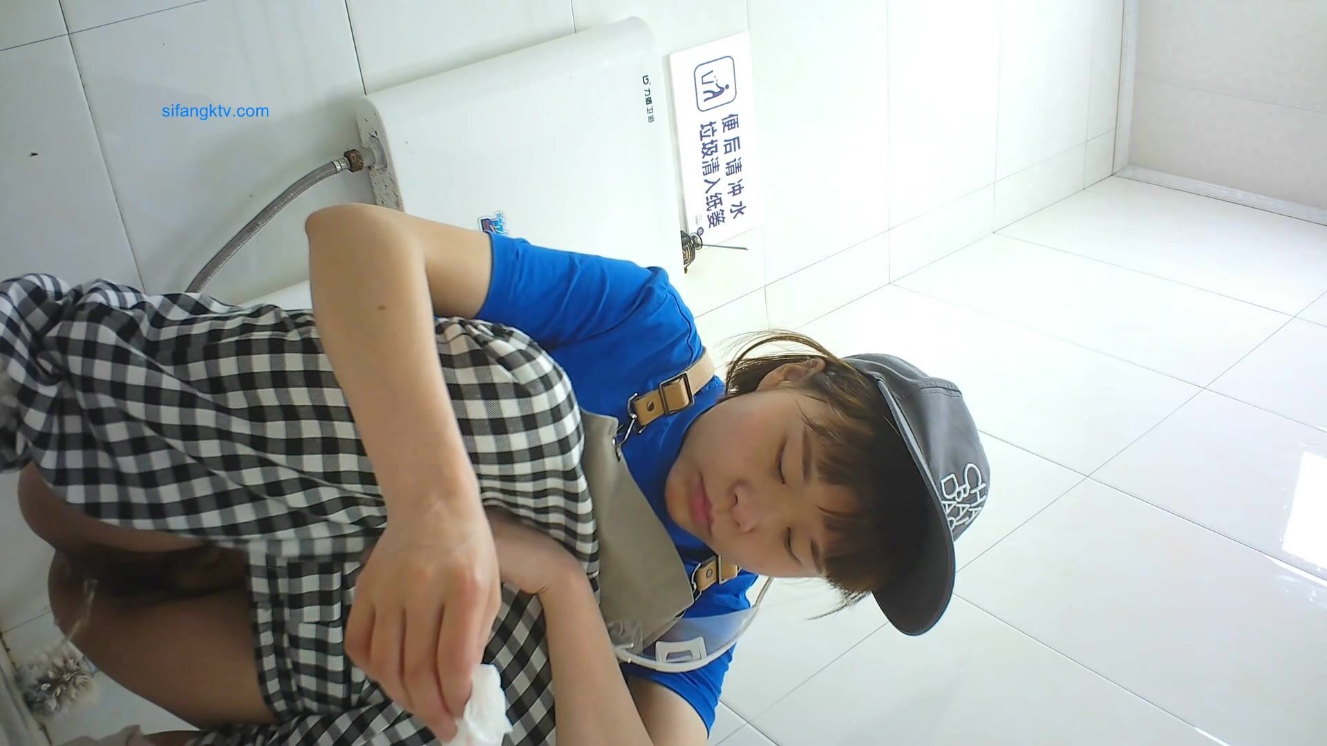 精品厕拍】，脸逼同框高清偷拍女蹲厕，各种类型小姐姐方便，微胖小妹闻自己内裤上的白带有无异味.1