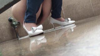 大胆坑神藏身办公楼女厕，全方位偸拍超多小姐姐方便，拍脸又拍逼