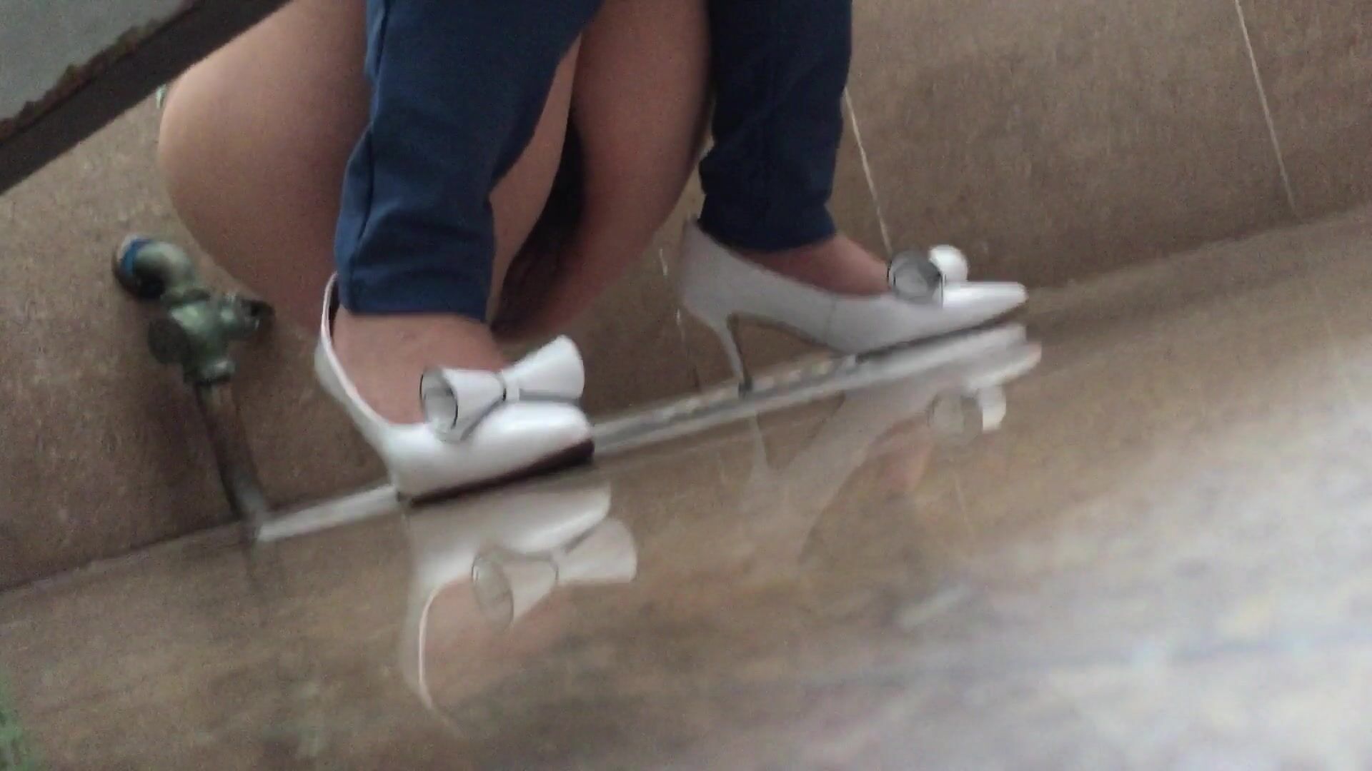 大胆坑神藏身办公楼女厕，全方位偸拍超多小姐姐方便，拍脸又拍逼