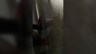 大胆坑神藏身办公楼女厕，全方位偸拍超多小姐姐方便，拍脸又拍逼1