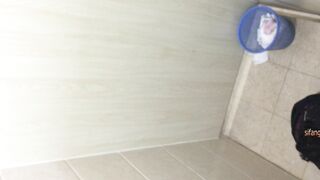 大胆坑神藏身办公楼女厕，全方位偸拍超多小姐姐方便，拍脸又拍逼2