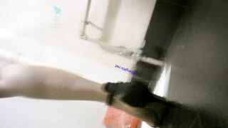 魔手⚫️外购厕拍全景！美女如云商场手持镜头偸拍超多都市漂亮小姐姐方便