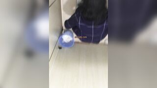 精品厕拍，大胆坑神藏身办公楼女厕，全方位偸拍超多小姐姐方便，拍各种大屁股