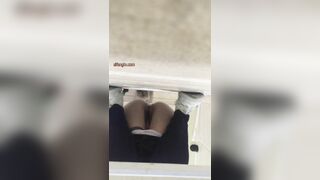 精品厕拍，大胆坑神藏身办公楼女厕，全方位偸拍超多小姐姐方便，拍各种大屁股2