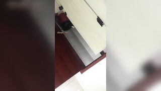 精品厕拍，大胆坑神藏身办公楼女厕，全方位偸拍超多小姐姐方便，拍各种大屁股3