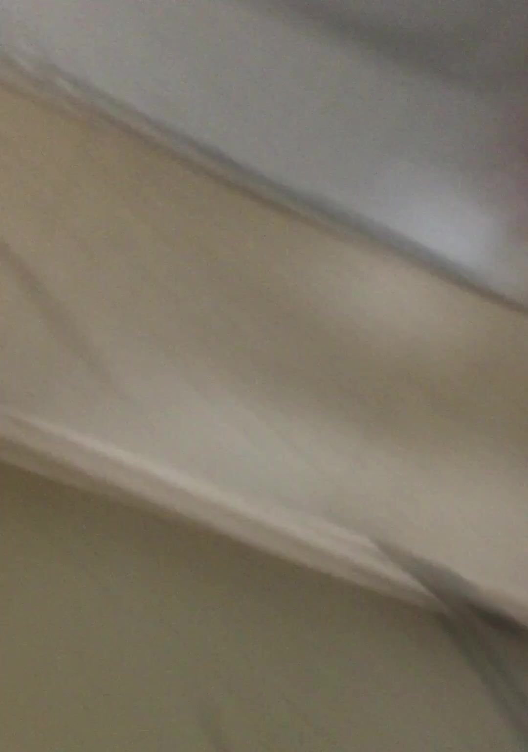 精品厕拍，大胆坑神藏身办公楼女厕，全方位偸拍超多小姐姐方便，拍各种大屁股3