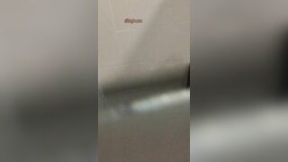 精品厕拍，大胆坑神藏身办公楼女厕，全方位偸拍超多小姐姐方便，拍各种大屁股4