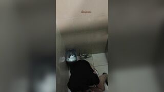 精品厕拍，大胆坑神藏身办公楼女厕，全方位偸拍超多小姐姐方便，拍各种大屁股4