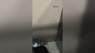精品厕拍，大胆坑神藏身办公楼女厕，全方位偸拍超多小姐姐方便，拍各种大屁股4
