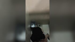 精品厕拍，大胆坑神藏身办公楼女厕，全方位偸拍超多小姐姐方便，拍各种大屁股4