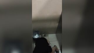 精品厕拍，大胆坑神藏身办公楼女厕，全方位偸拍超多小姐姐方便，拍各种大屁股4