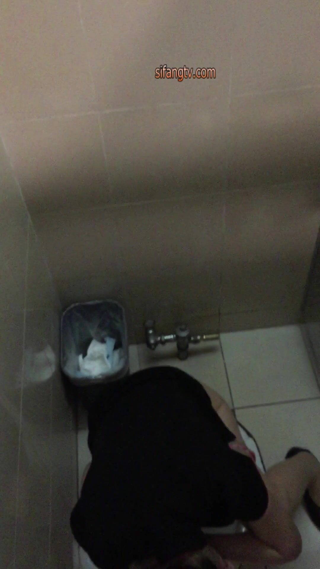 精品厕拍，大胆坑神藏身办公楼女厕，全方位偸拍超多小姐姐方便，拍各种大屁股4