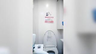 快餐店公共女厕真实偷拍，超多气质漂亮小姐姐方便